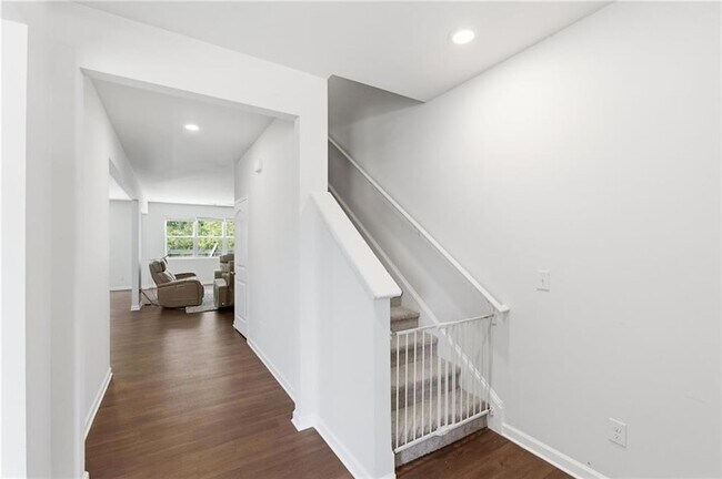 Building Photo - 296 Maple Brook Dr