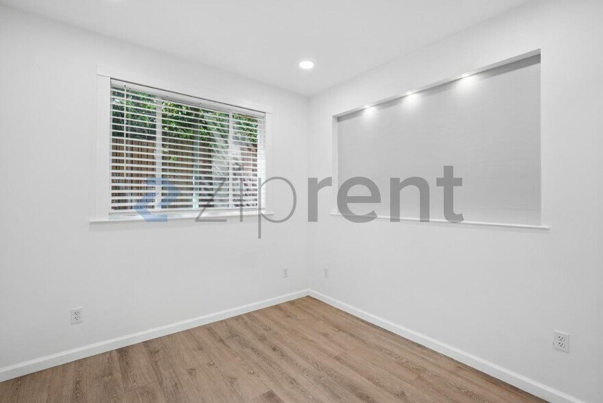 Building Photo - Unit B