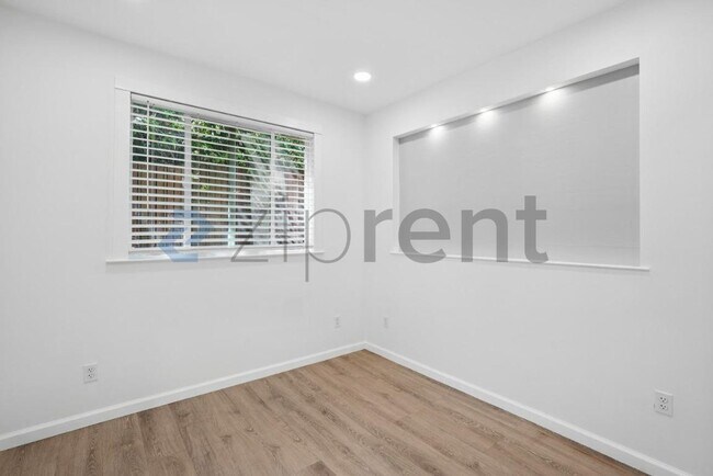 Building Photo - Unit B