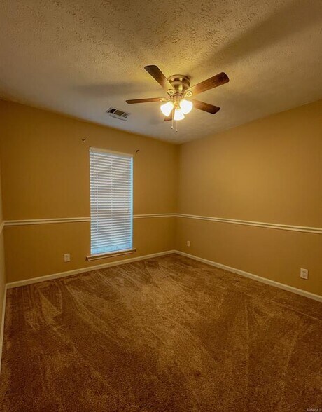 Building Photo - 121 Hickory Trail