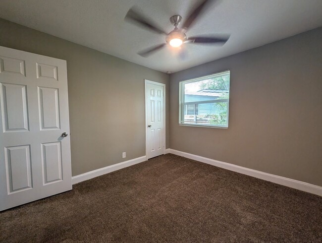 Building Photo - AVAILABLE NOW!! 3/1 Updated and Ready for a move-in!