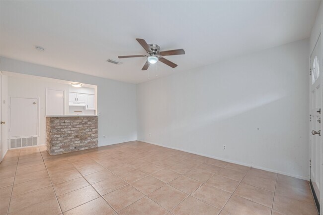 Building Photo - 811 Wax Myrtle Ln