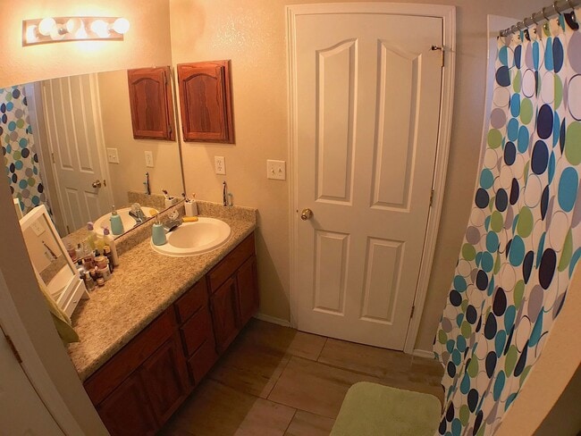 Building Photo - East El Paso 3bed/2bath Refrig A/C!