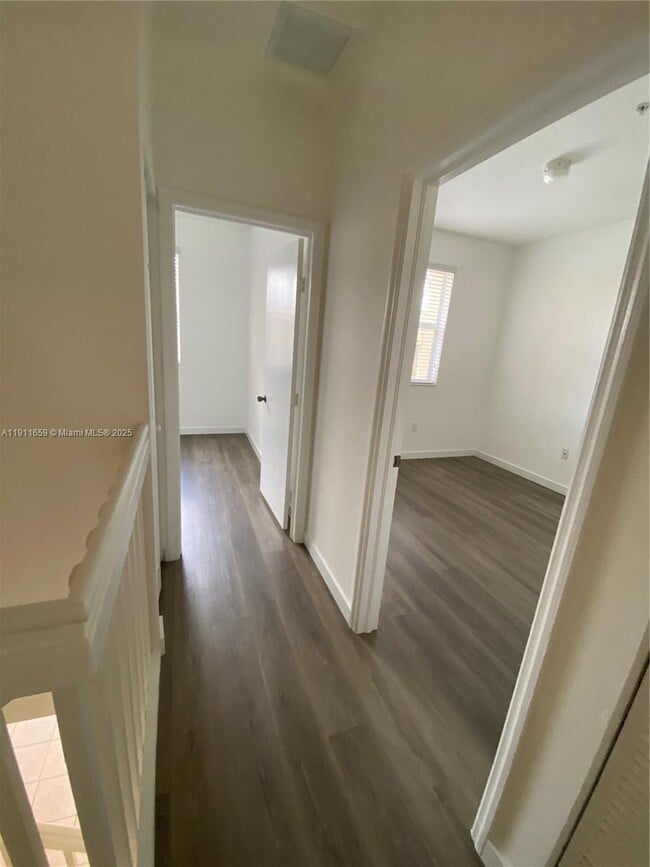 Building Photo - 919 SW 143rd Terrace