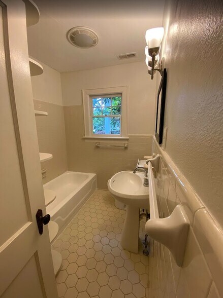 Building Photo - 3026 Church St