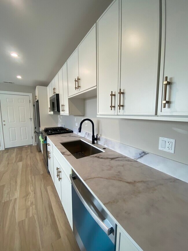 Building Photo - 2934 N Avers Ave