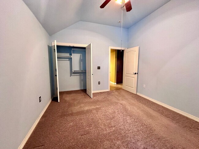 Building Photo - Charming 3-Bedroom Home with View in Moore, OK - Move In Deposit-Free! (If Qualified)