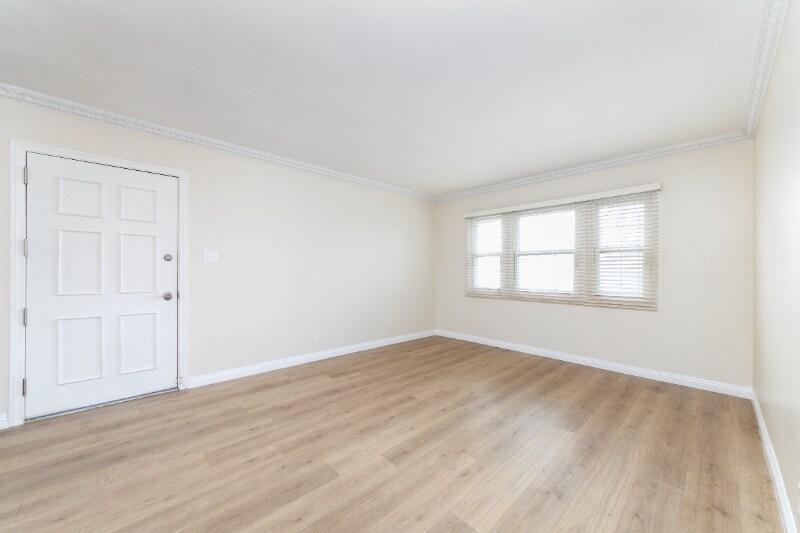 Building Photo - 2147 W 104th St