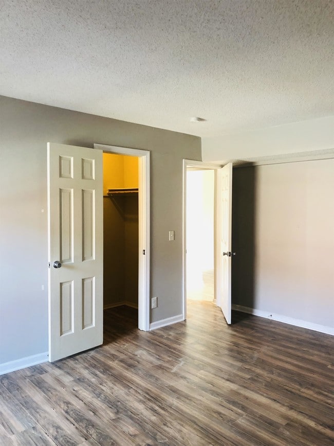 Building Photo - 3602 Gillham Rd