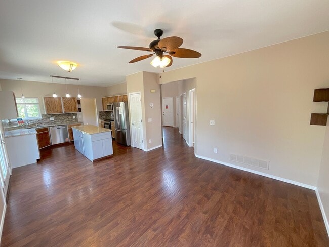 Building Photo - 4 Bedroom Home Available Near Peterson Rd & Constitution Ave!