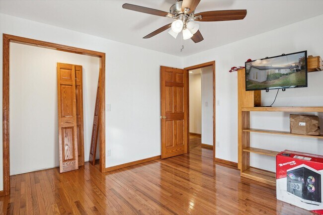 Building Photo - 5695 Hinkley Rd