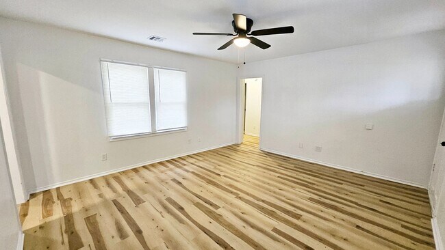 Building Photo - Remodel-Lots of Yard Space-3 Bed/2 Bath