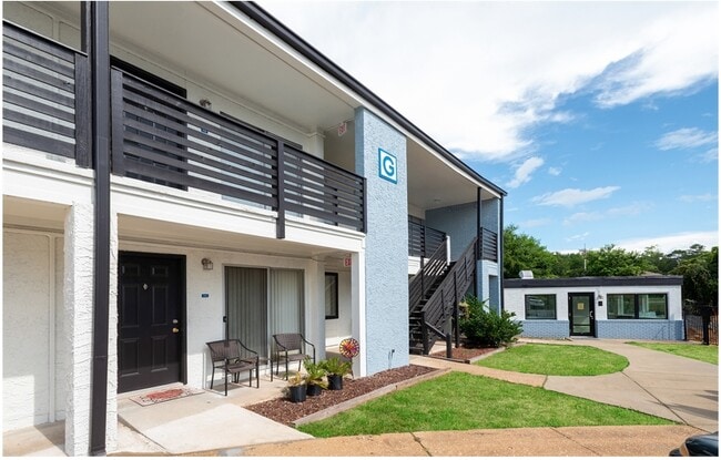 Building Photo - The Greens on 5th