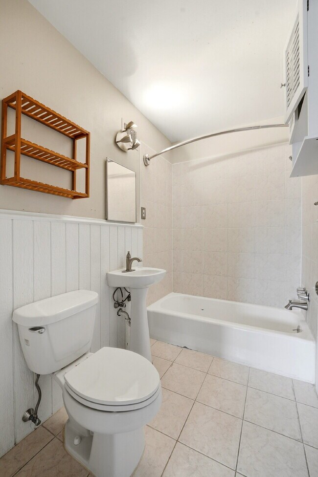 Building Photo - $1,480.95 with $300 off the first month's rent, 1 Beds - 1 Bath, Condo in Denver with Onsite Laun...