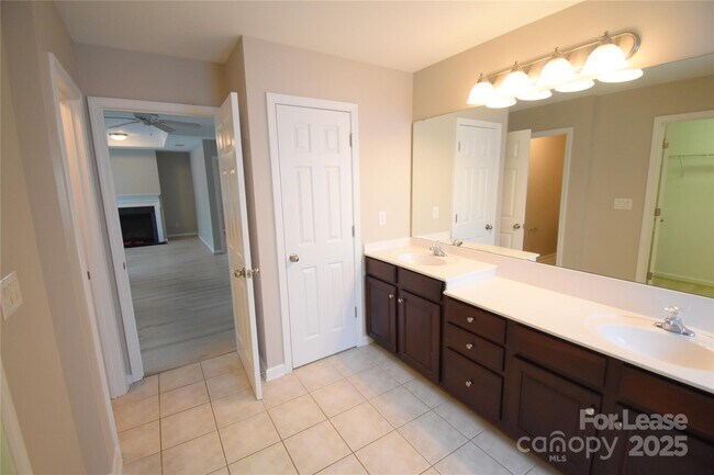 Building Photo - 3334 Crutchfield Pl