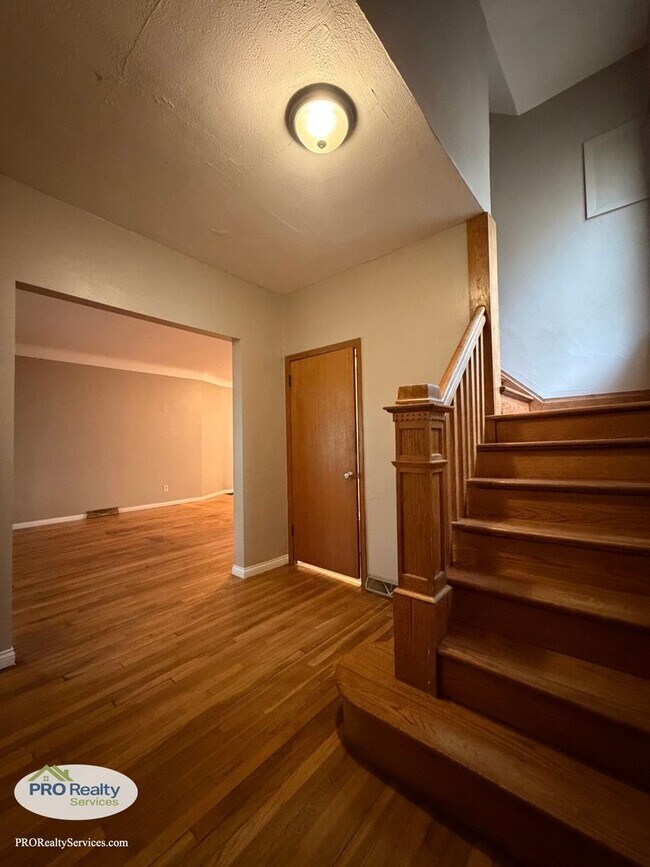 Building Photo - Charming 3 Bedroom Home