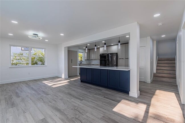 Building Photo - 2061 S Peninsula Dr