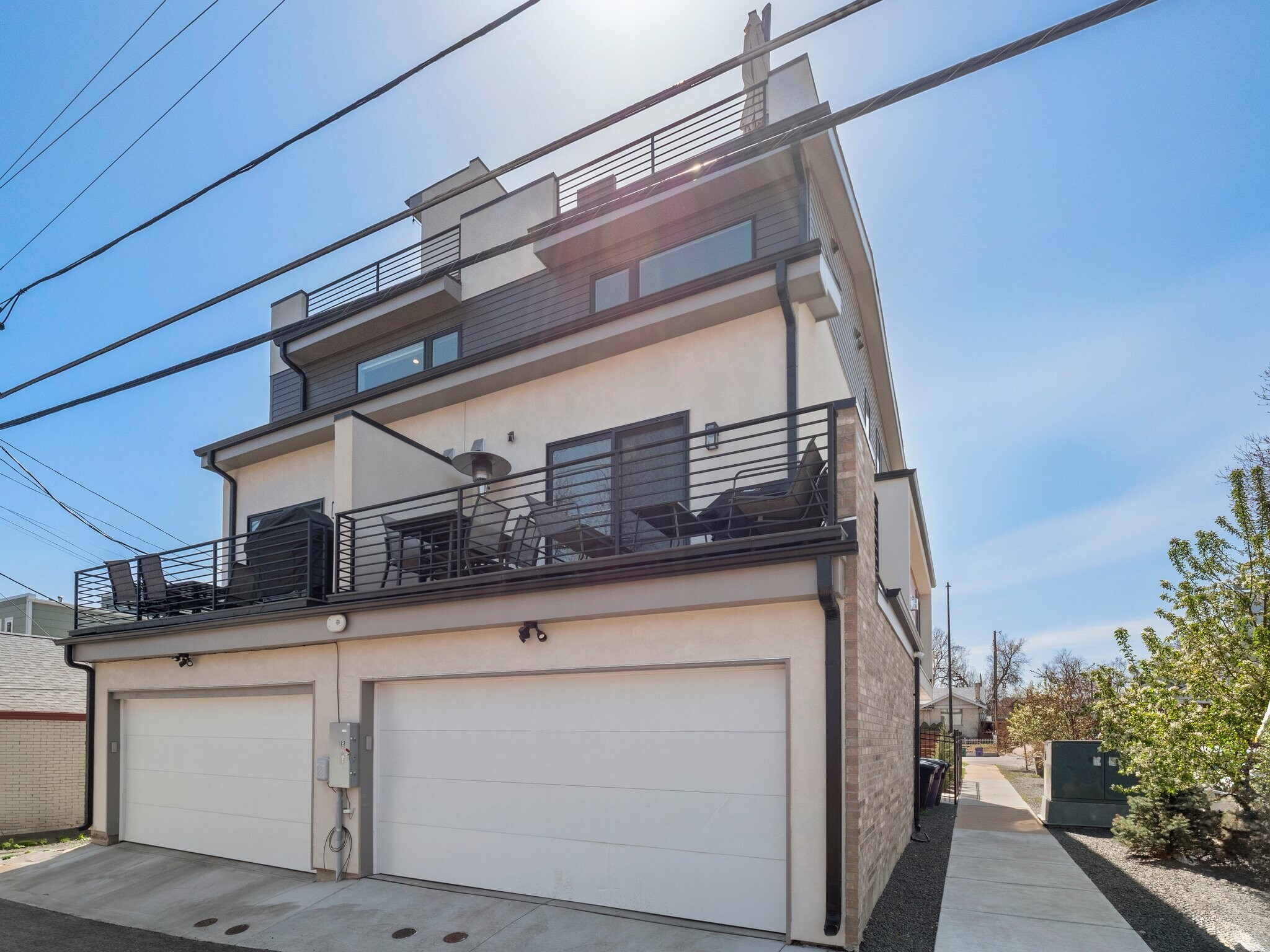 Private balcony for al fresco dining - 3840 Eliot St