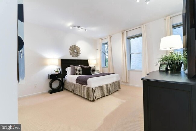 Building Photo - 1843 Mintwood Pl NW