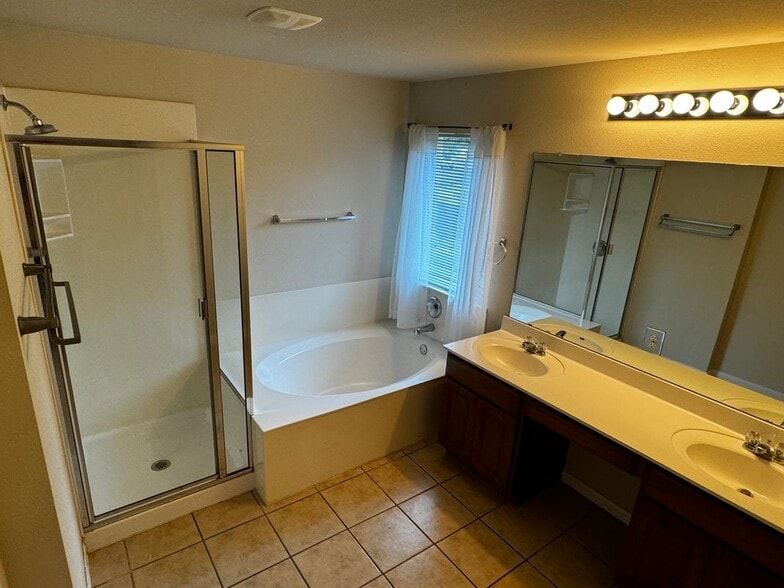 Building Photo - 1600 Melissa Oaks Ln