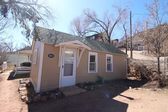 Building Photo - 831 Midland Ave