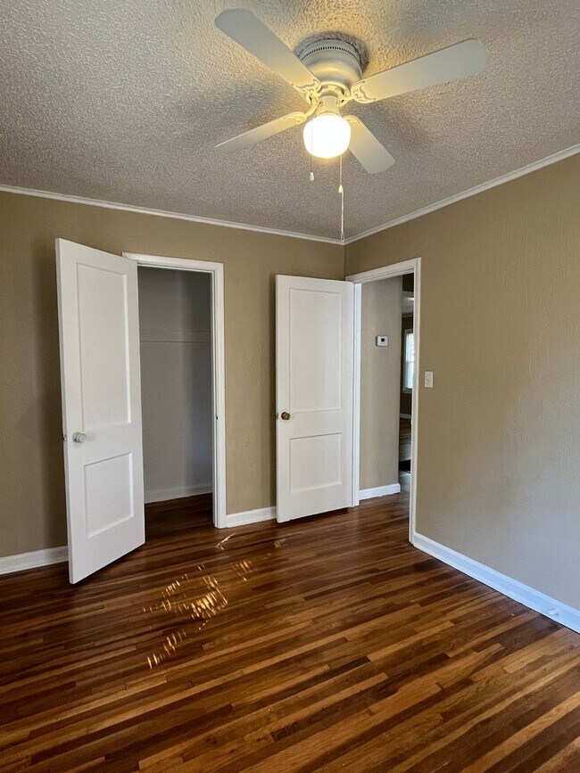 Building Photo - 3 bedroom near Riverside Parks Trail!!