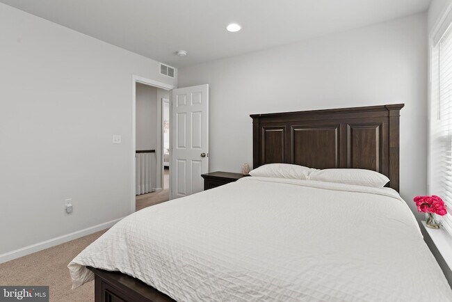 Building Photo - 48 Meadow Creek Ln