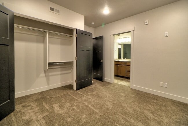 Building Photo - 2 Bedroom 1 Bathroom Apartment