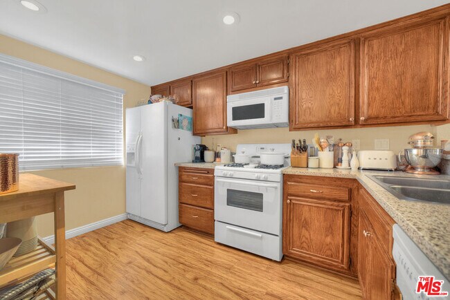 Building Photo - 5624 Las Virgenes Rd