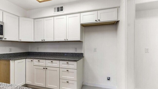 Building Photo - 574 Duchess Dr