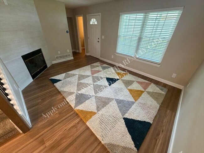 Building Photo - Beautiful Townhome in Olathe-Available NOW!!