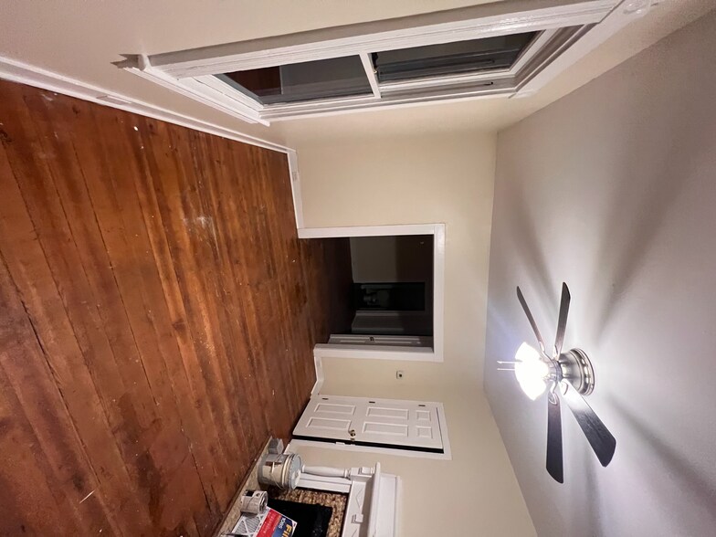 Building Photo - 1152 W High St