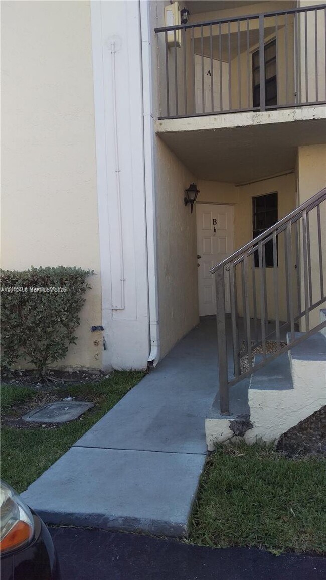 Building Photo - 1042 Adams Ave