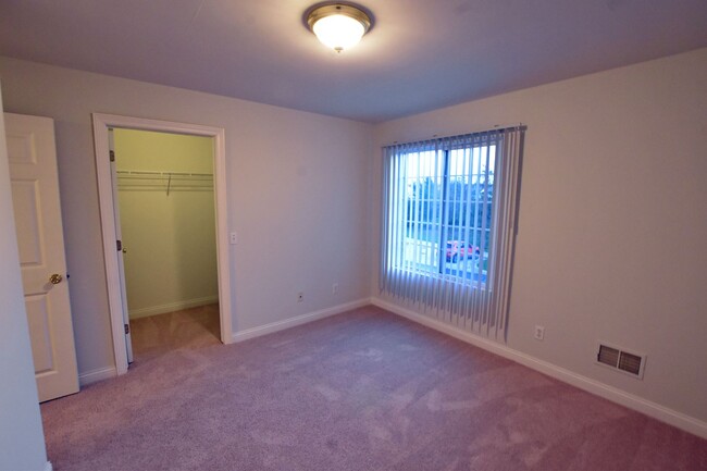 Building Photo - Shelby Twp 2-Bedroom,2-Bath, attached gara...