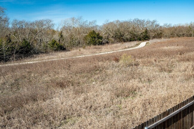 Building Photo - 811 Emerald Dr