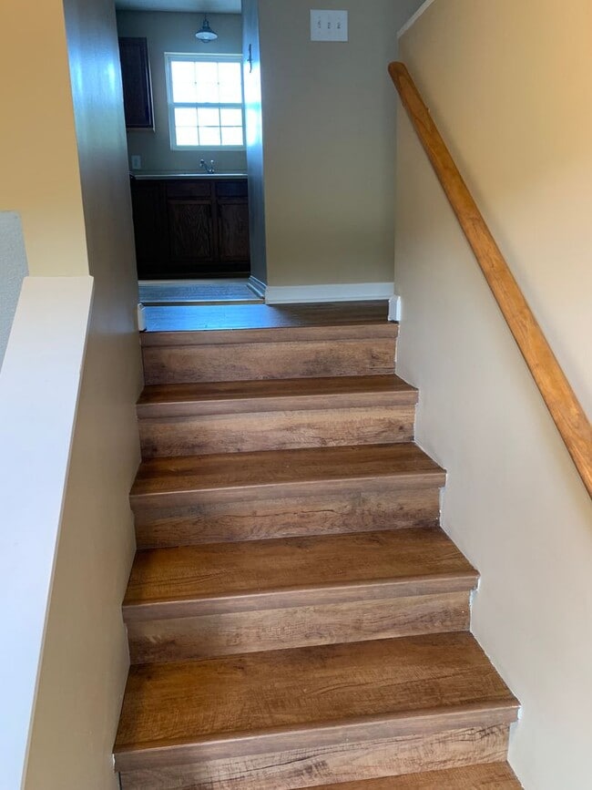 Building Photo - 3 Bedroom/2 Bath Split-Foyer Home Kingspor...