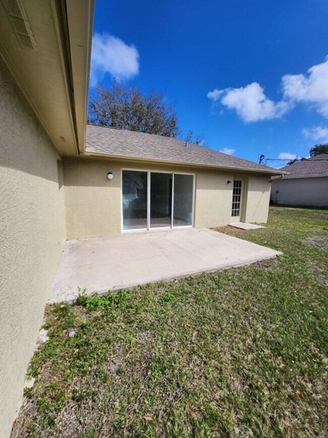 Building Photo - UPDATEED 3 BEDROOM 2 CAR GARAGE HOME WITH LARGE BACK YARD!