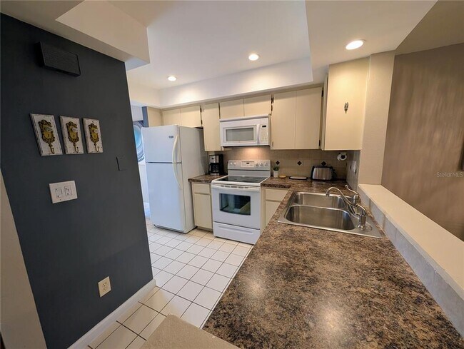 Building Photo - 6896 W Country Club Ln