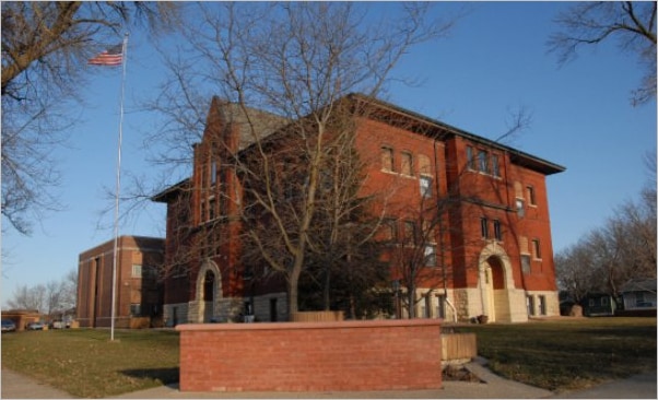 Lincoln Apts Exterior