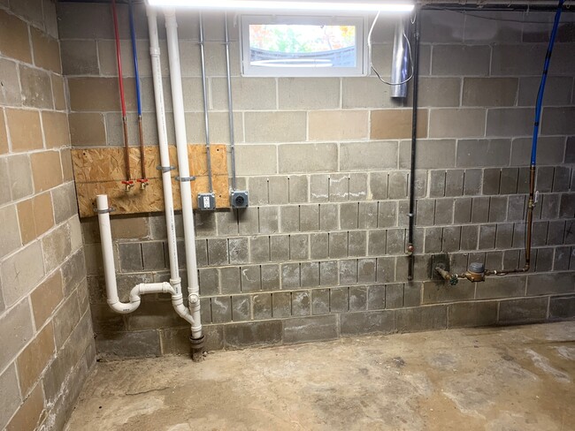 Building Photo - 3315 Valley Dr