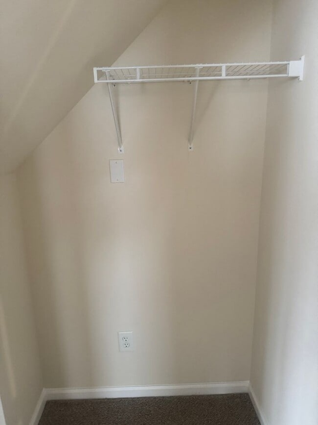 Building Photo - Fantastic 4br/2.5ba home, Conv to 40, excellent location, Available Now!