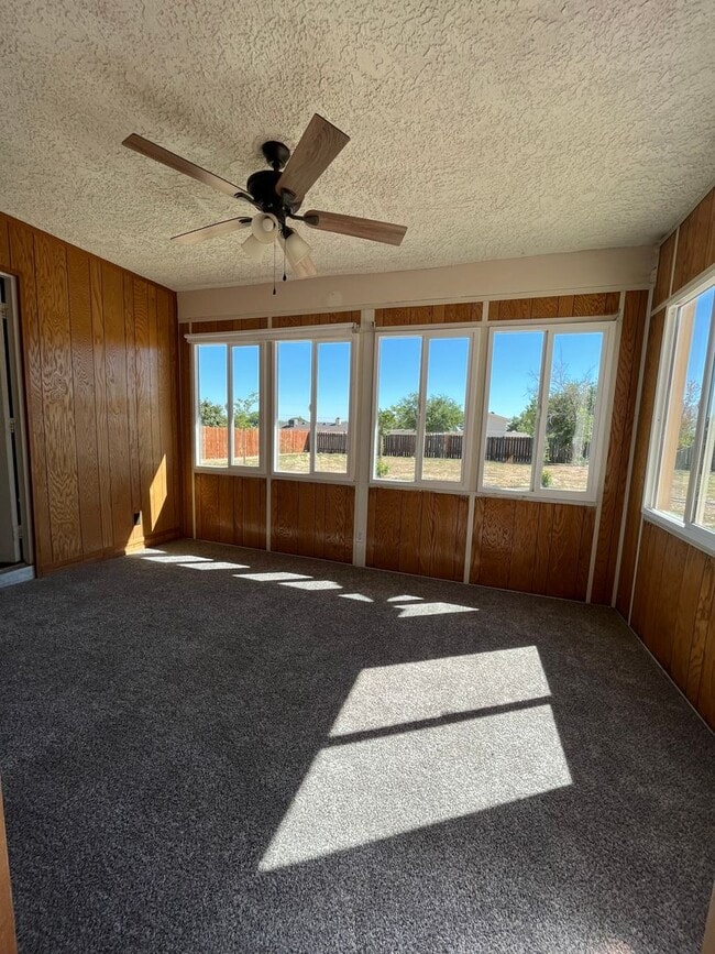 Building Photo - 3 Bedroom 2 Bath home in Hesperia Availabl...