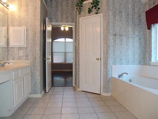 Building Photo - 3127 Edgewood Dr