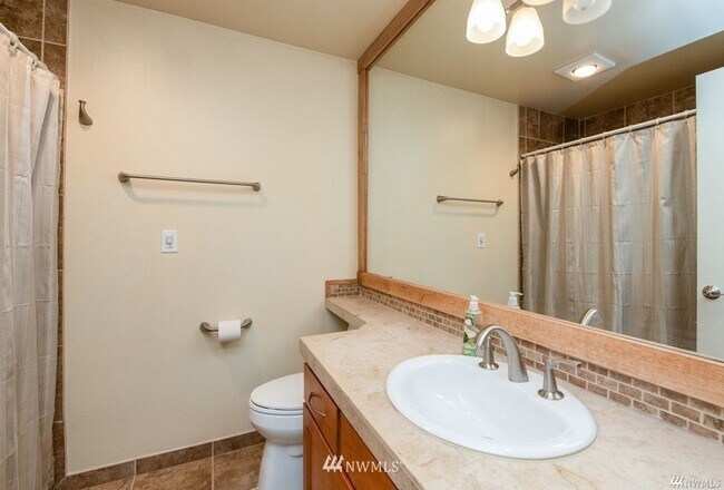 Building Photo - *** RENT SPECIAL 50% off MAY RENT*** Beautiful & Spacious Condo in the Heart of Tacoma