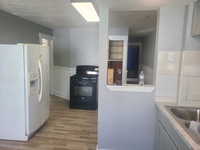 Building Photo - 52 Main St