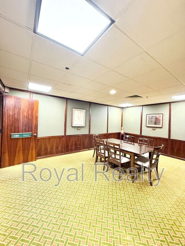 Building Photo - 555 Hahaione St