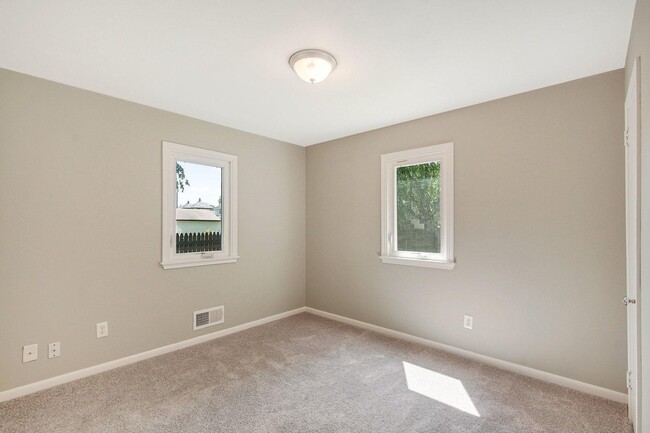 Building Photo - Large 5 Bed | 2 Bath House W/ Fenced Yard ...