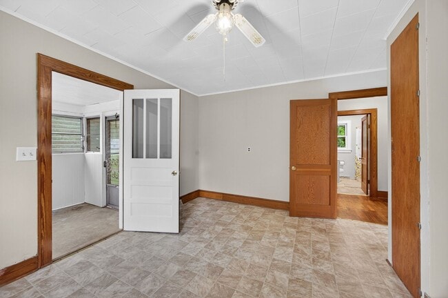 Building Photo - 2 Bedroom, 1 Bathroom House in Madison!