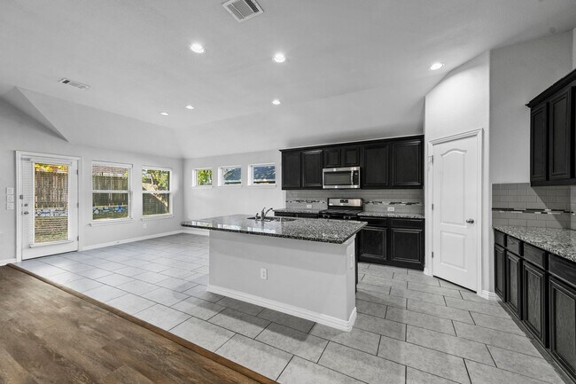 Building Photo - Charming 1-Story 4 Bedroom 2 Bathroom in L...