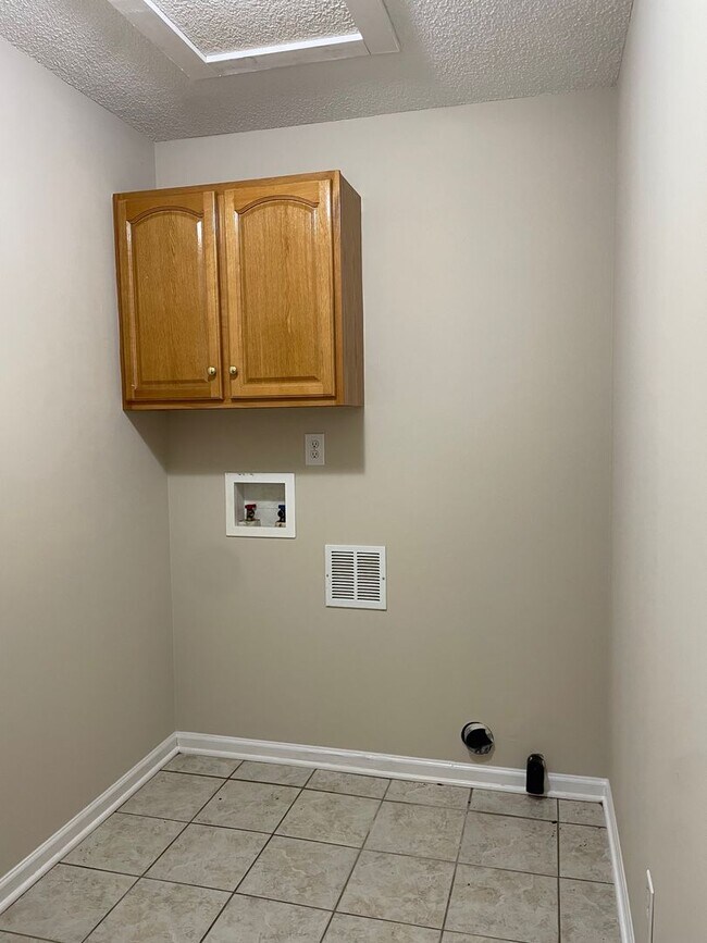 Building Photo - 1058